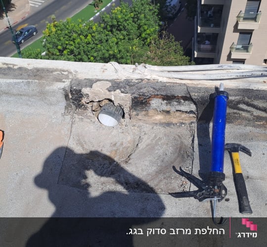 כלים ותיקון על גג עם כפפות, פטיש ומזרק כחול